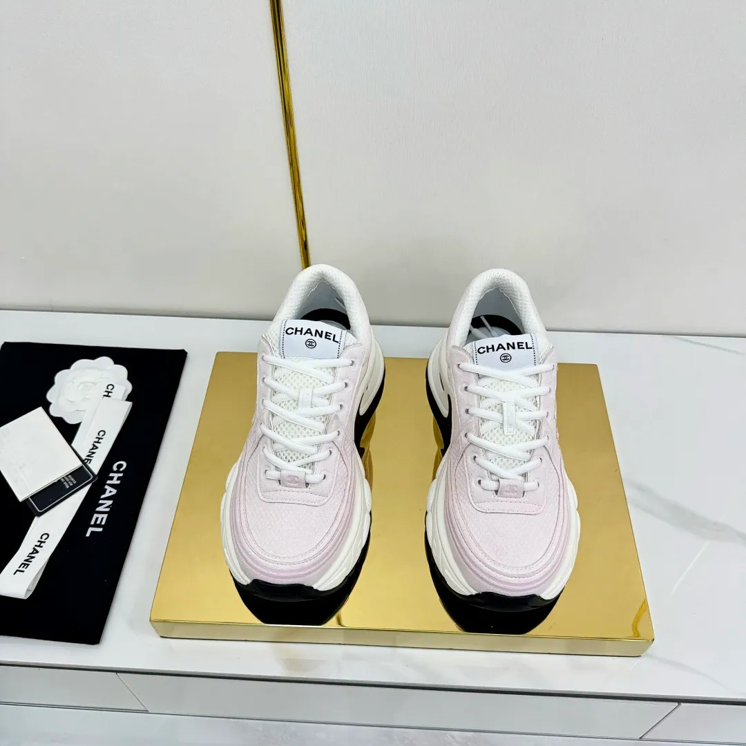 👟👟Ex-factory price 680👟👟 Upgraded version, upgraded version, upgraded version! No rebuttal accepted! ! ! ! Chanel Chanel panda shoes! 2025 counter's top casual sports shoes. This classic design; the upper is electro-embroidered with a variety of techniques; the outsole is fashionable and sporty; the unusual inclusion of a variety of color matching elements... The diversified mix and match is very good-looking and versatile, and can be used for leisure, fashion, sports, and outdoor... ꫛꫀꪝ Go➫ Materials: ❶Upper made of: original imported first-layer silk cowhide + original waterproof cloth + original first-layer cowhide ❷Inner lining: Original Yangli+Net ❸Outsole based on: Original TPU combination outsole Counter boutique packaging complete set for women 35–41 👉 👉 👉 👉